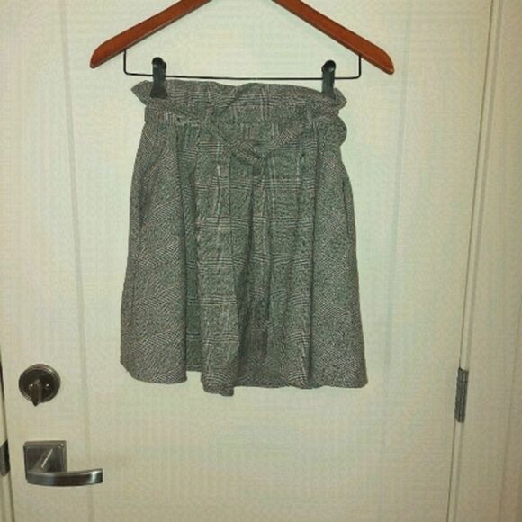 2/$20 H&M belted plaid skirt - Picture 1 of 5